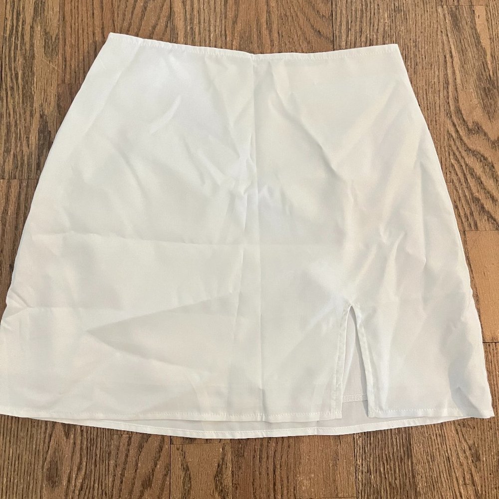 SHEIN WHITE MINI SKIRT WITH SLIT IN FRONT SIZE S